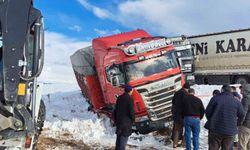 Kontrolden çıkan tır, kamyonla çarpıştı