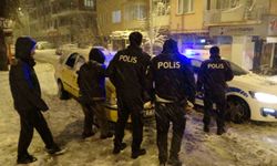 Malatya’da yoğun kar yağışı ağaçları devirdi