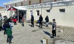 Polislerden depremzede çocuklara moral