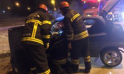 Takla atan otomobilde sıkışan sürücüyü itfaiye kurtardı