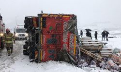 Tunceli’de tır özel otomobilin üzerine devrildi: 2 yaralı