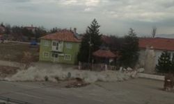 Malatya’da hasarlı caminin minaresi kontrollü yıkıldı