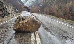 Tunceli’de sağanak nedeniyle menfezler taştı, yollara kaya parçaları düştü