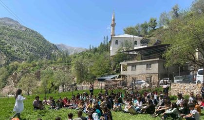 Mereto Dağı eteklerindeki öğrencilere doğal ortamda tiyatro eşliğinde diş sağlığı eğitimi