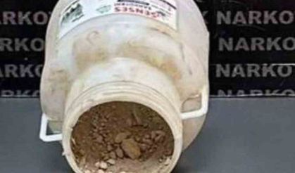 "Dur" ihtarına uymayıp polise çarpan otomobilden 2 kilo eroin ele geçirildi