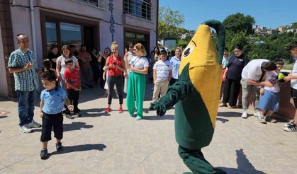 Özel çocuklarla hem oynadılar hem mısır ikram ettiler