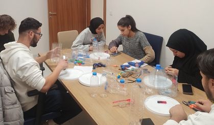 Gençlerden Kuşlara Yem Desteği