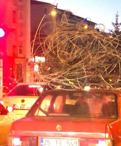 Otomobilin tavanındaki demir yüküyle trafiğe çıktı