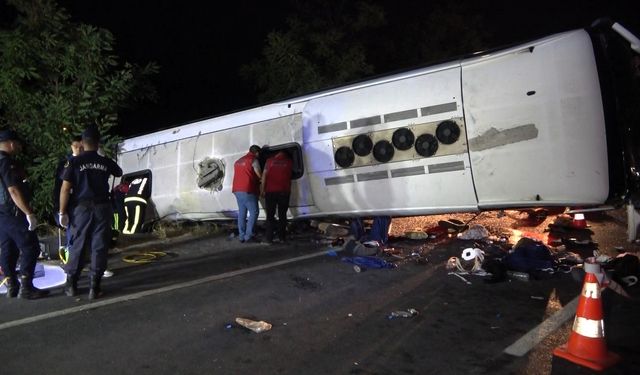 Tır otobüse çarptı: 6 ölü, 43 yaralı