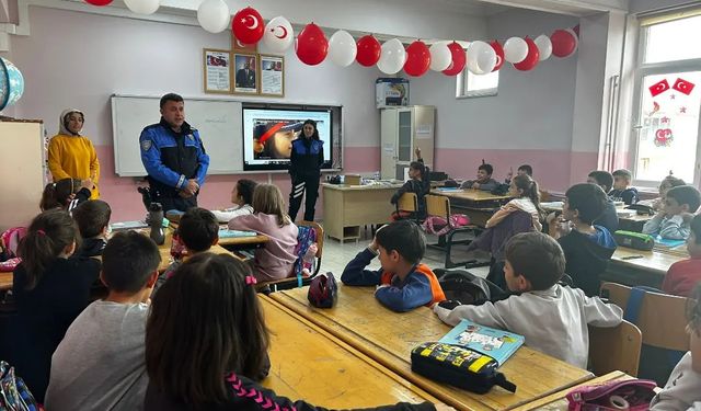 "Polisim Yanımda Geleceğim Güvende"