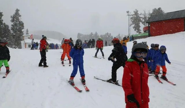 Kars’ta 600 öğrenciye kayak eğitimi verildi