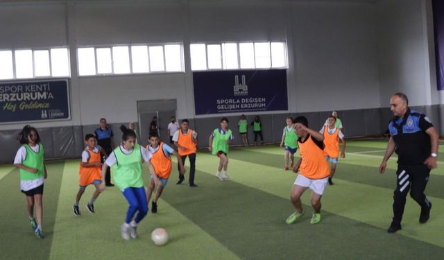 Polis Erzurum’da çocuklarla futbol oynadı, evleri ziyaret etti