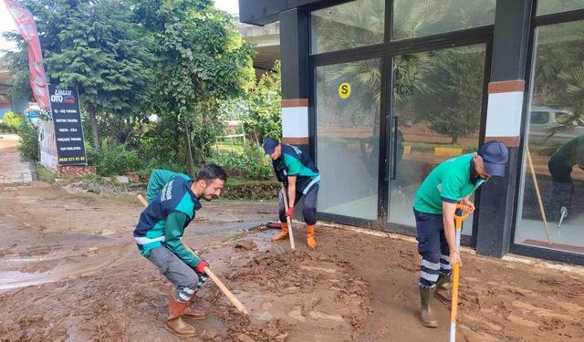 Trabzon’da 4 ilçede etkili olan selin izleri siliniyor