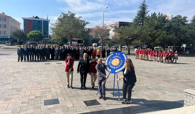 Eğitim Camiası Atatürk Anıtına Çelenk Sundu