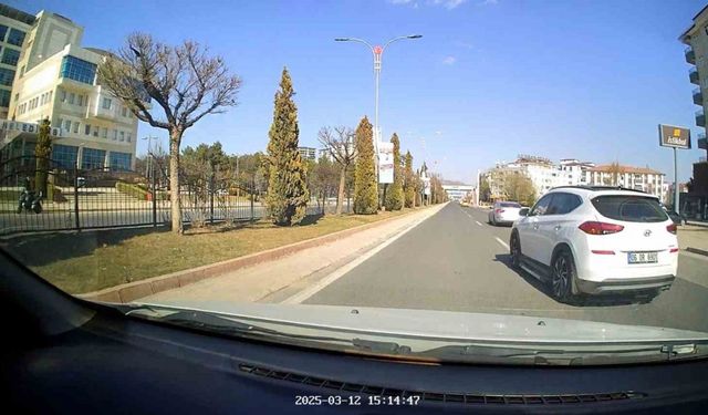 Elazığ’da trafikte makas atarak ilerleyen sürücü kameralara yansıdı