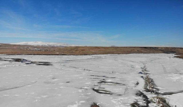 Kars Barajı Gölü’nde buzlar çözülmeye başladı