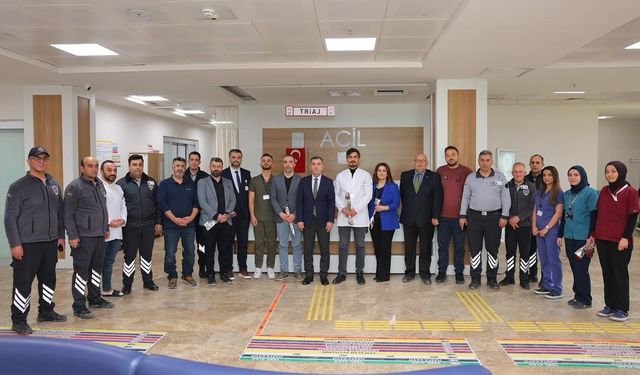 Sağlık çalışanlarıyla bir araya gelen Vali Eldivan, Tıp Bayramlarını kutladı