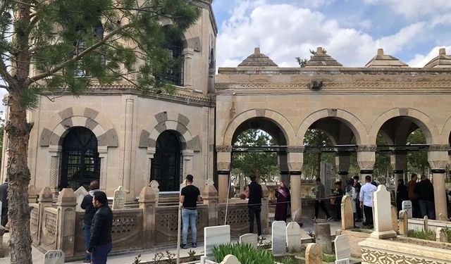 Ramazan Bayramı Arefesinde Terzibaba Mezarlığı Ziyaretçiyle Doldu