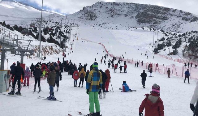 Ergan Kayak Merkezi 1 Miyon 900 Bin Ziyaretçiyle Rekor Kırdı