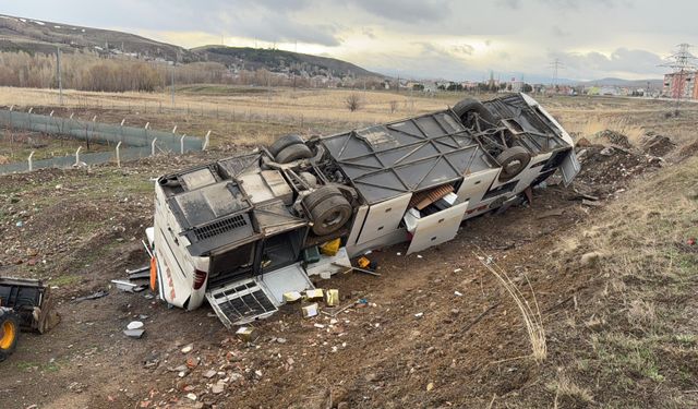 Erzincan’a Gelen Yolcu Otobüsü Kaza Yaptı; 2 Ölü 25 Yaralı