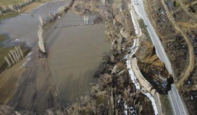 Erzincan Kelkit Karayolunda Yol Çöktü, Ulaşım Tali Yoldan Sağlanıyor