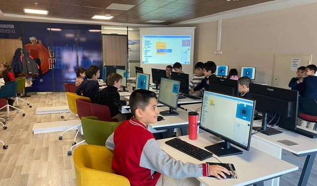 Geleceğin Teknoloji Liderleri 13 Şubat Gençlik Merkezi’nde Yetişiyor