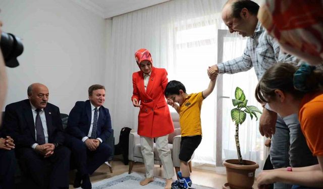 Bakan Göktaş, Depremde Tüm Ailesini Kaybeden Çocuğu Ziyaret Etti