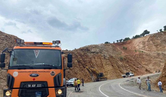 Yoldan Çıkan Tırın Üzerindeki İş Makinası Düştü