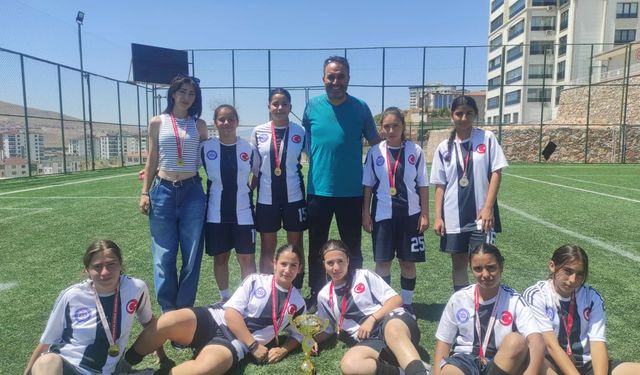 Erzincan’ın Kızları Futbolda Şampiyon Oldu