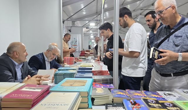 Diyanet İşleri Başkan Yardımcısı Doç. Dr. İşliyen Kitaplarını İmzaladı