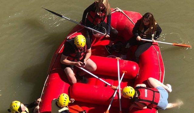 Kavurucu Sıcaklarda Rafting Yaparak Serinlediler
