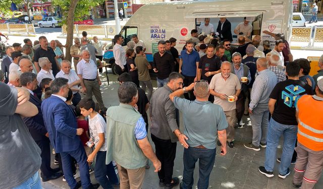 Uzun Çarşı Esnaflarından Aşure İkramı