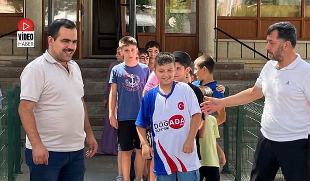 Kur’an Kursu Öğrencilerine Dondurma İkramında Bulunuldu