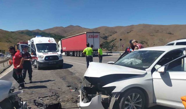 Kızıldağ'da İki Otomobil Çarpıştı: 3 Kişi Öldü, 6 Kişi Yaralandı