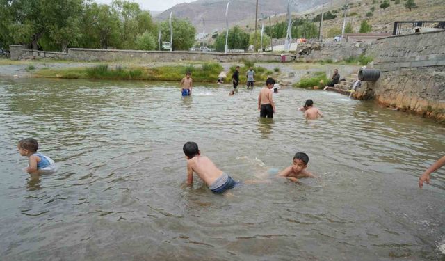 Sıcaktan Bunalan Çocuklar Havuzda Serinledi