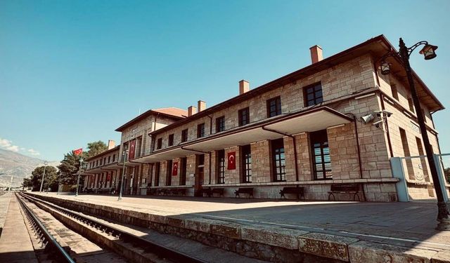 Bu gara ilk tren 1938 yılında ulaştı