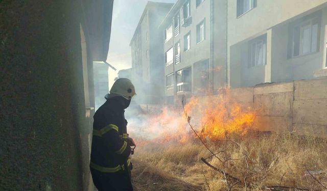 Cumhuriyet Mahallesinde Örtü Yangını Söndürüldü