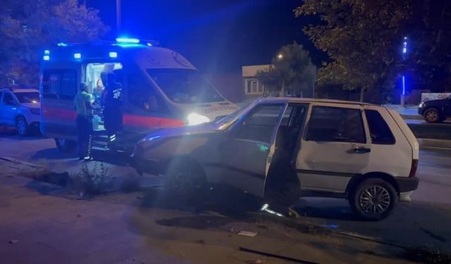Hızını Alamayan Otomobil Kaldırıma Çıktı: 1 Yaralı