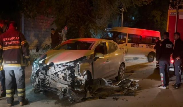 İnönü Mahallesinde Kaza; İki Otomobil Hurdaya Döndü