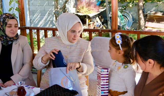Protokol Eşleri Koruyucu Aileleri Ziyaret Etti