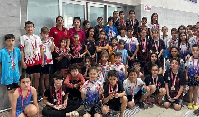 7’den 70’e Cumhuriyet coşkusu: Bayram Onuruna Kulaç Attılar