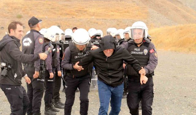 Erzincan’da Çevik Kuvvetten Gerçeğini Aratmayan Tatbikat