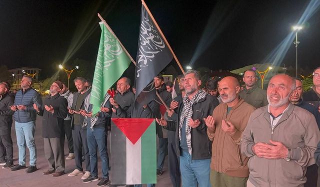 Erzincan’da Filistin’e destek: Cumhuriyet Meydanı’nda Dualar Edildi