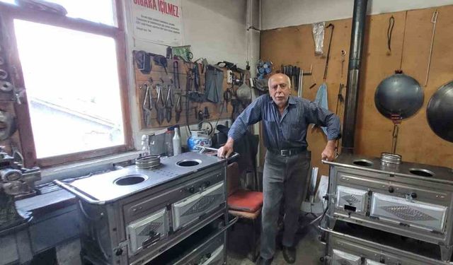 Unutulmaya yüz tutan meslek ustası. Yaptığı Sobalarla İçleri Isıtıyor