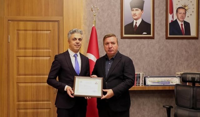 Vali Aydoğdu’dan Başhekim Ufuk Kuyrukluyıldız’a Başarı Belgesi