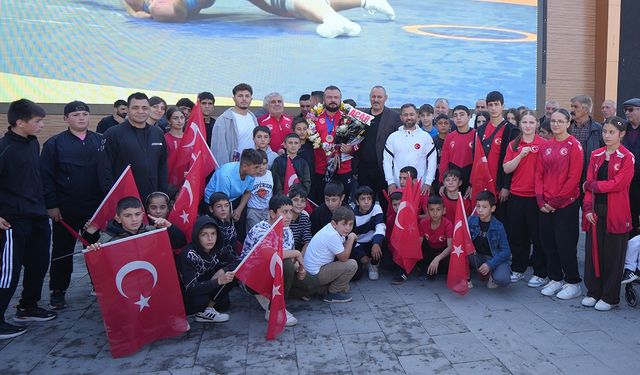 Dünya Üçüncüsü Sarıçiçek’e Coşkulu Karşılama