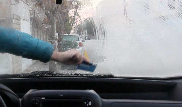 Erzincan’da Soğuk Hava Etkili Oldu: Araç Camları Buz Tuttu