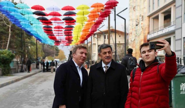 Rengârenk Şemsiyelerle Kaplanan Kütüphane Sokağı İlgi Görüyor