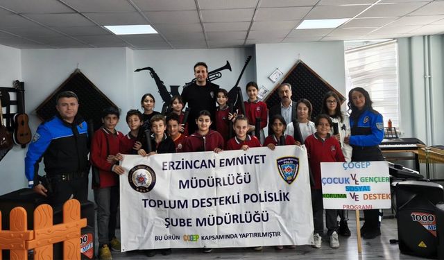 Öğrencilere Ney Hediye Edildi