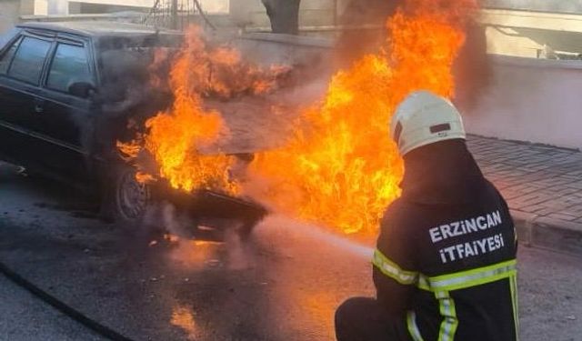 Cumhuriyet Mahallesinde Otomobil Alev Alev Yandı